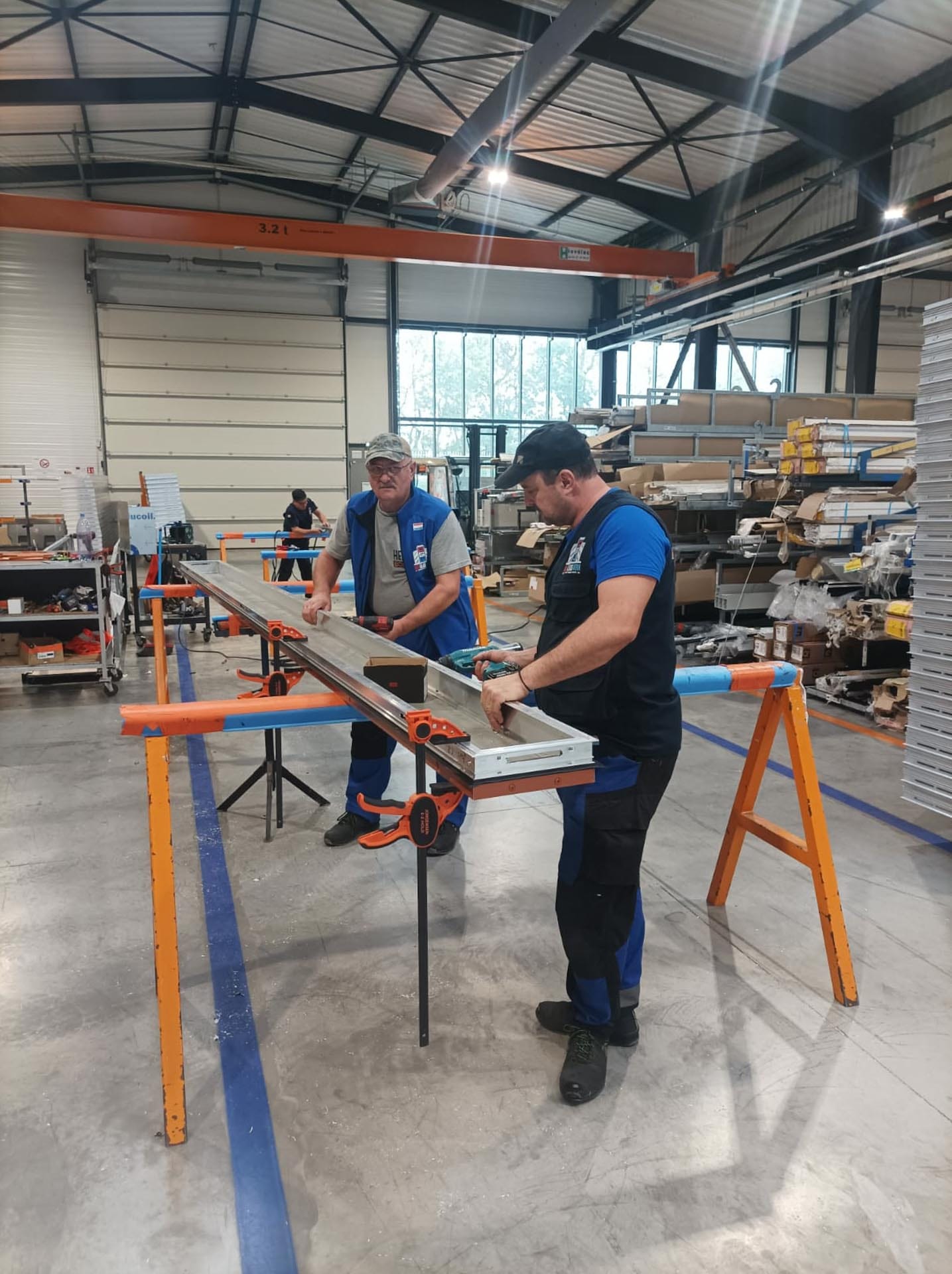 Assemblage de fenêtres et portes en aluminium